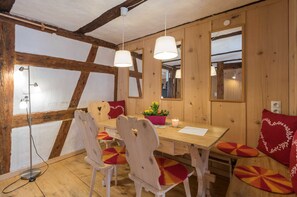 Ferienhaus, 2 Schlafzimmer (inklusive Reinigungsgebühr & Wäschepaket) | Essbereich im Zimmer