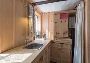 Ferienhaus, 2 Schlafzimmer (inklusive Reinigungsgebühr & Wäschepaket) | Eigene Küche | Kühlschrank, Mikrowelle, Ofen, Herdplatte