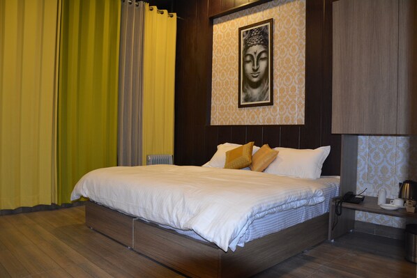 Minibar, coffres-forts dans les chambres, bureau, rideaux occultants