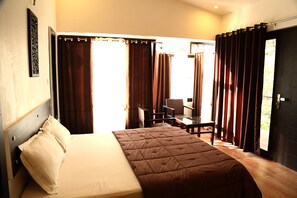 Minibar, in-room safe, desk, blackout drapes - Hill Stream Wellness Resort (Dhanaulti)