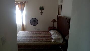 Quarto conforto, várias camas, para não fumantes | Wi-Fi de cortesia, roupa de cama