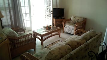 Comfort Room, Multiple Beds, Non Smoking | Living area