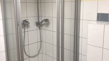 Comfort-Apartment, Stadtblick | Badezimmer | Dusche, Haartrockner, Handtücher, Toilettenpapier