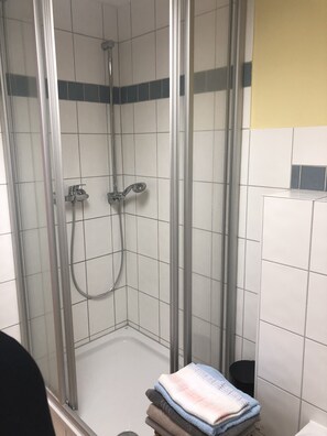 Comfort appartement, uitzicht op de stad | Badkamer | Een douche, een haardroger, handdoeken, toiletpapier