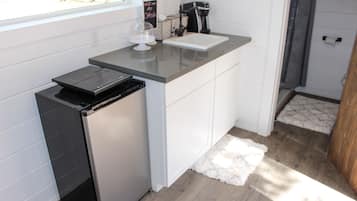 Mikrowelle, Wasserkocher mit Kaffee-/Teezubehör