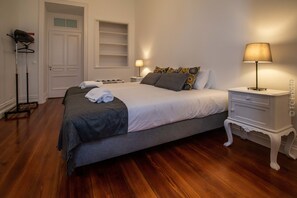 Quarto casal conforto, banheiro compartilhado | Escrivaninha, espaço de trabalho para notebook, cortinas blackout