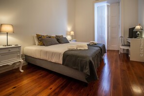 Dobbeltrom – comfort, delt bad | Skrivebord, skrivebord for bærbar PC, blendingsgardiner og lydisolert