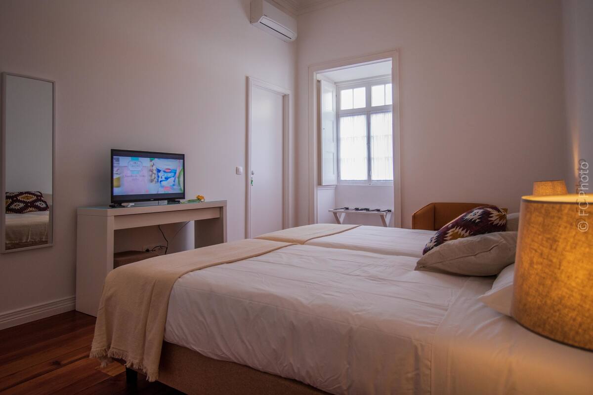 Dobbeltrom – exclusive, privat bad | Skrivebord, skrivebord for bærbar PC, blendingsgardiner og lydisolert