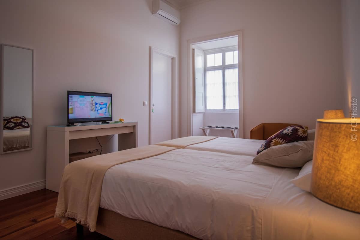 Habitación exclusiva doble, baño privado | Escritorio, espacio para trabajar con un portátil, cortinas opacas