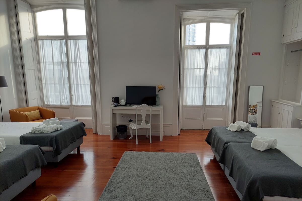 Family Quadruple Room, Private Bathroom Outside of Room | Escritorio, espacio para trabajar con un portátil, cortinas opacas