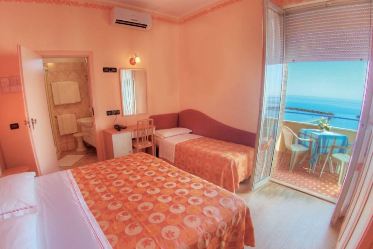 Habitación triple, vistas al mar | Caja fuerte, cunas gratuitas, wifi gratis y ropa de cama