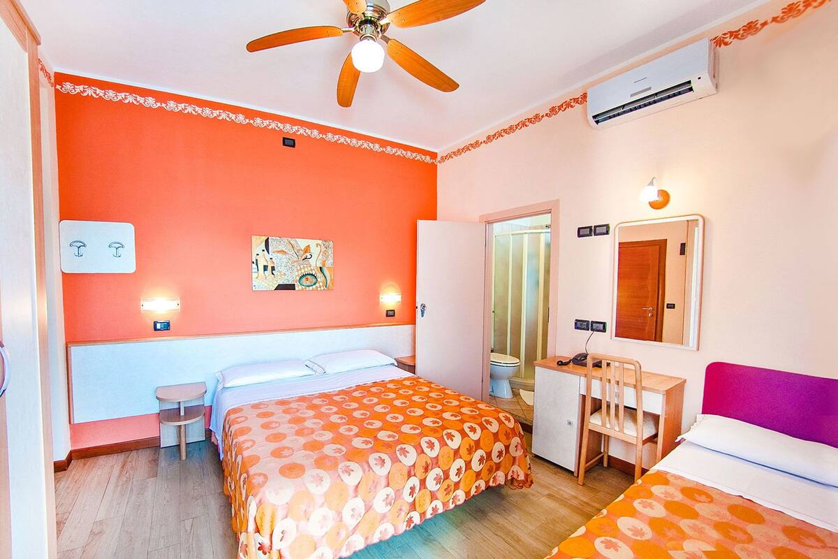 Habitación triple | Caja fuerte, cunas gratuitas, wifi gratis y ropa de cama