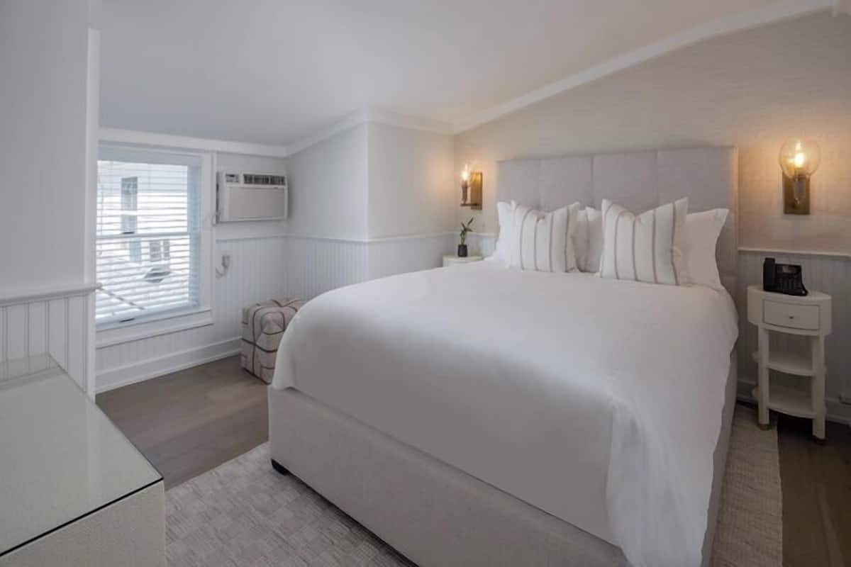 Suite Deluxe, 1 grand lit | 1 chambre, fer et planche Ă repasser, Wi-Fi gratuit, draps fournis