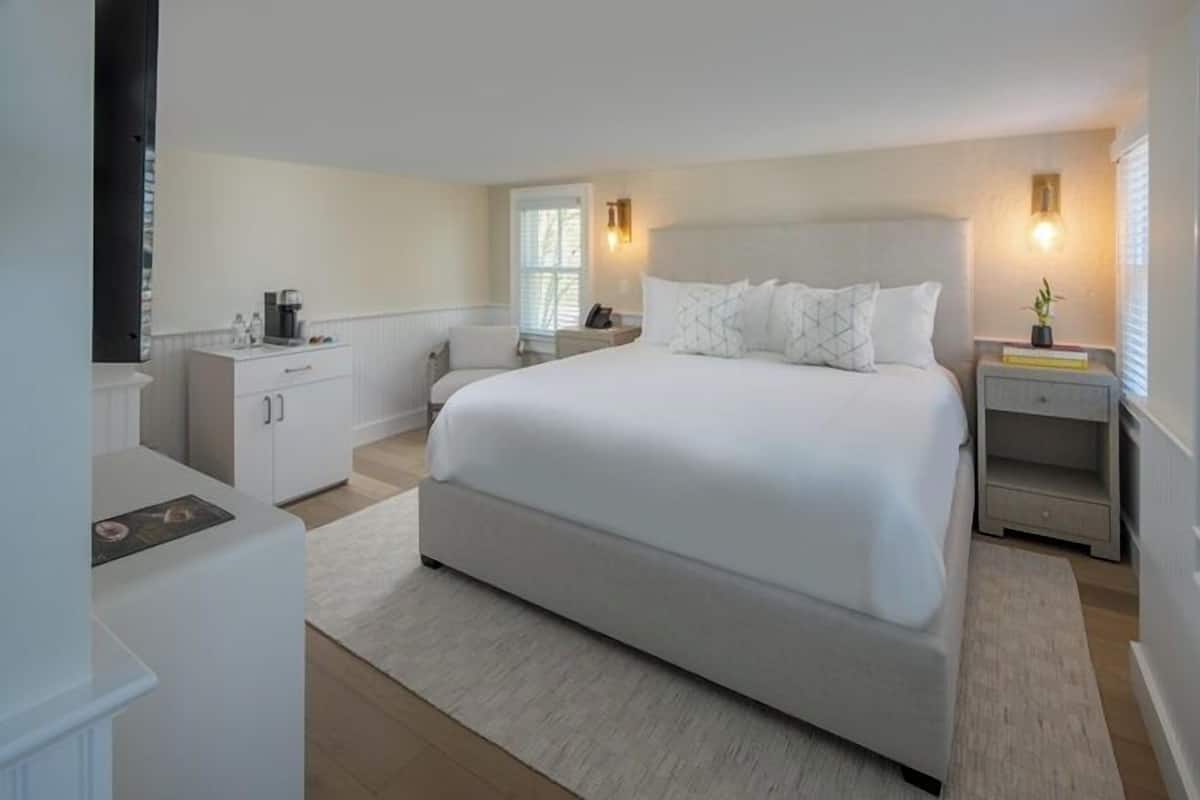 Chambre Standard, 1 trĂšs grand lit | 1 chambre, fer et planche Ă repasser, Wi-Fi gratuit, draps fournis