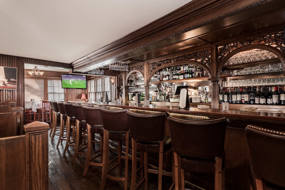 Huntting Inn by null