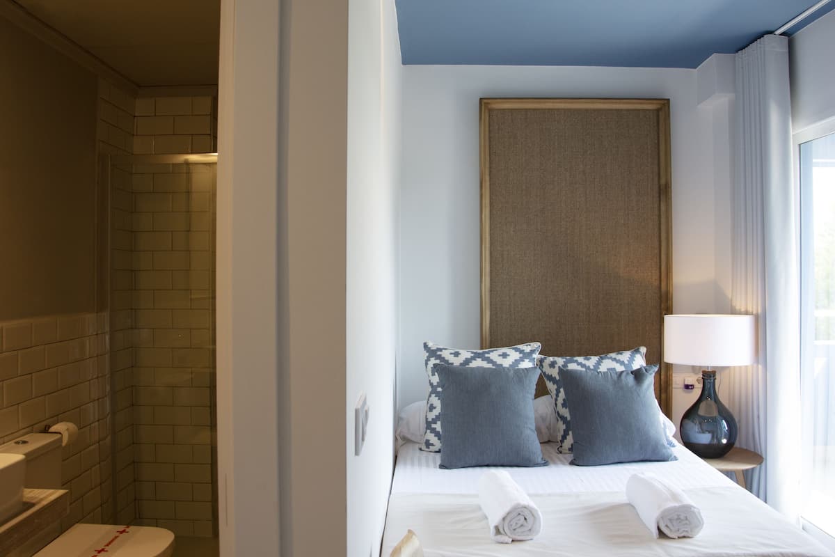 basic room (small) | 1 bedroom, in-room safe, iron/ironing board, free wifi