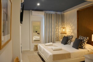 Caja de seguridad en la habitación y tabla de planchar con plancha 