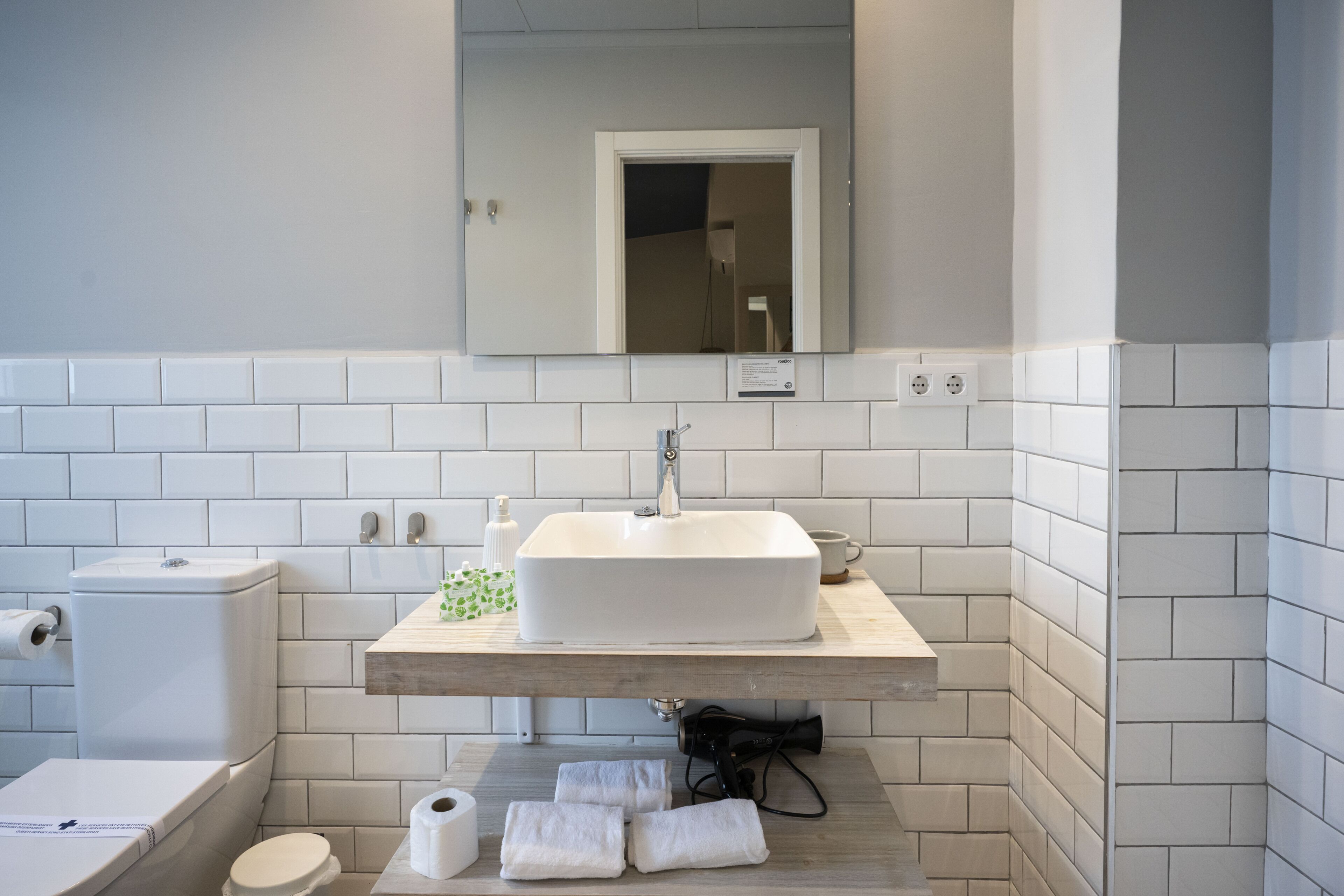 triple room | bathroom | shower, rainfall showerhead, free toiletries, hair dryer