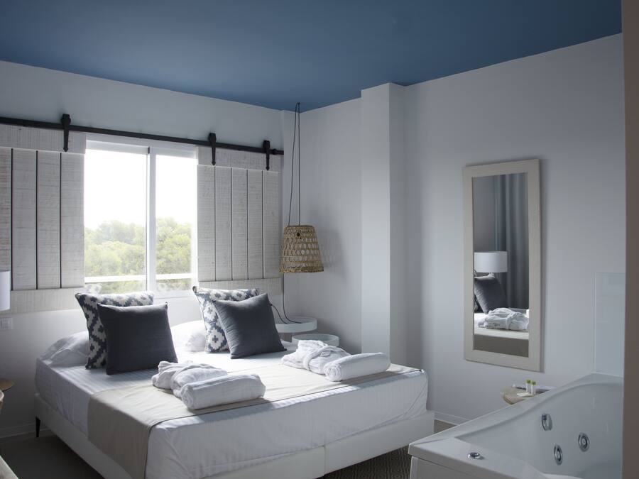 Habitación Deluxe doble, bañera de hidromasaje | Caja fuerte, tabla de planchar con plancha, wifi gratis y ropa de cama