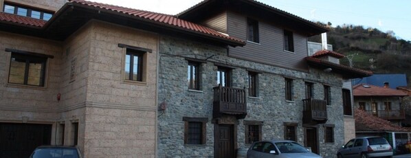 Vista frontal de la propiedad