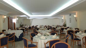 Servizio di colazione, pranzo e cena