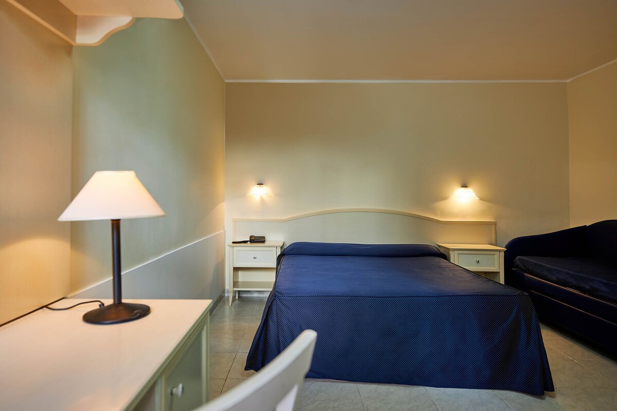 1 bedroom, desk, cots/infant beds, rollaway beds
