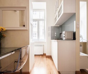 Kjøleskap, mikrobølgeovn, kokeplater og vannkoker