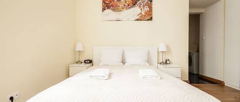 Leilighet – deluxe | Skrivebord, strykejern/-brett, wi-fi (inkludert) og sengetøy