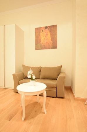 Appartamento Deluxe | Area soggiorno | TV a schermo piatto