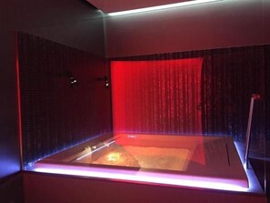 Douche, articles de toilette gratuits, sèche-cheveux, chaussons