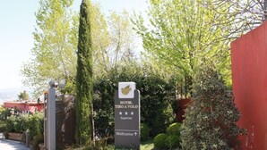 A hotel sign with a rating of "Superior" and a welcome arrow. - Hotel Tiro a Volo (Pozzuoli)