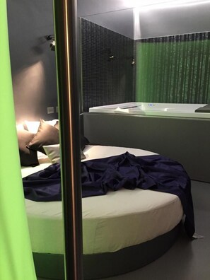 Suite, Whirlpool | Minibar, Zimmersafe, kostenloses WLAN