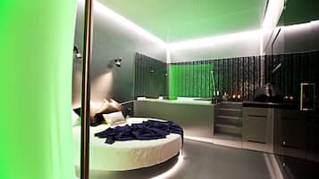Minibar, in-room safe, free WiFi