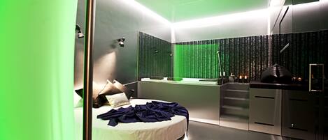 Suite, Jetted Tub