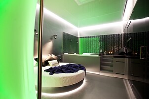 Suíte, banheira de hidromassagem | Frigobar, cofres nos quartos, Wi-Fi de cortesia