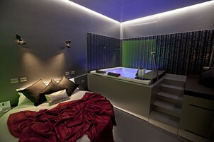 Suite, Jetted Tub | Minibar, in-room safe, free WiFi