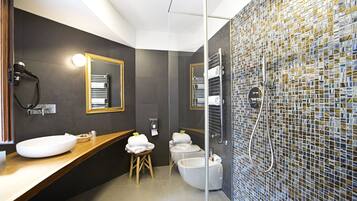 Quadrupla con terrazzo | Banheiro | Chuveiro, produtos de toalete grátis, secador de cabelo, chinelos