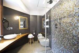 Quadrupla con terrazzo | Baño | Ducha, artículos de higiene personal gratuitos y secador de pelo