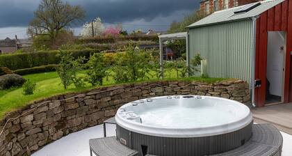 Kaunis, mukava ja koiraystävällinen mökki