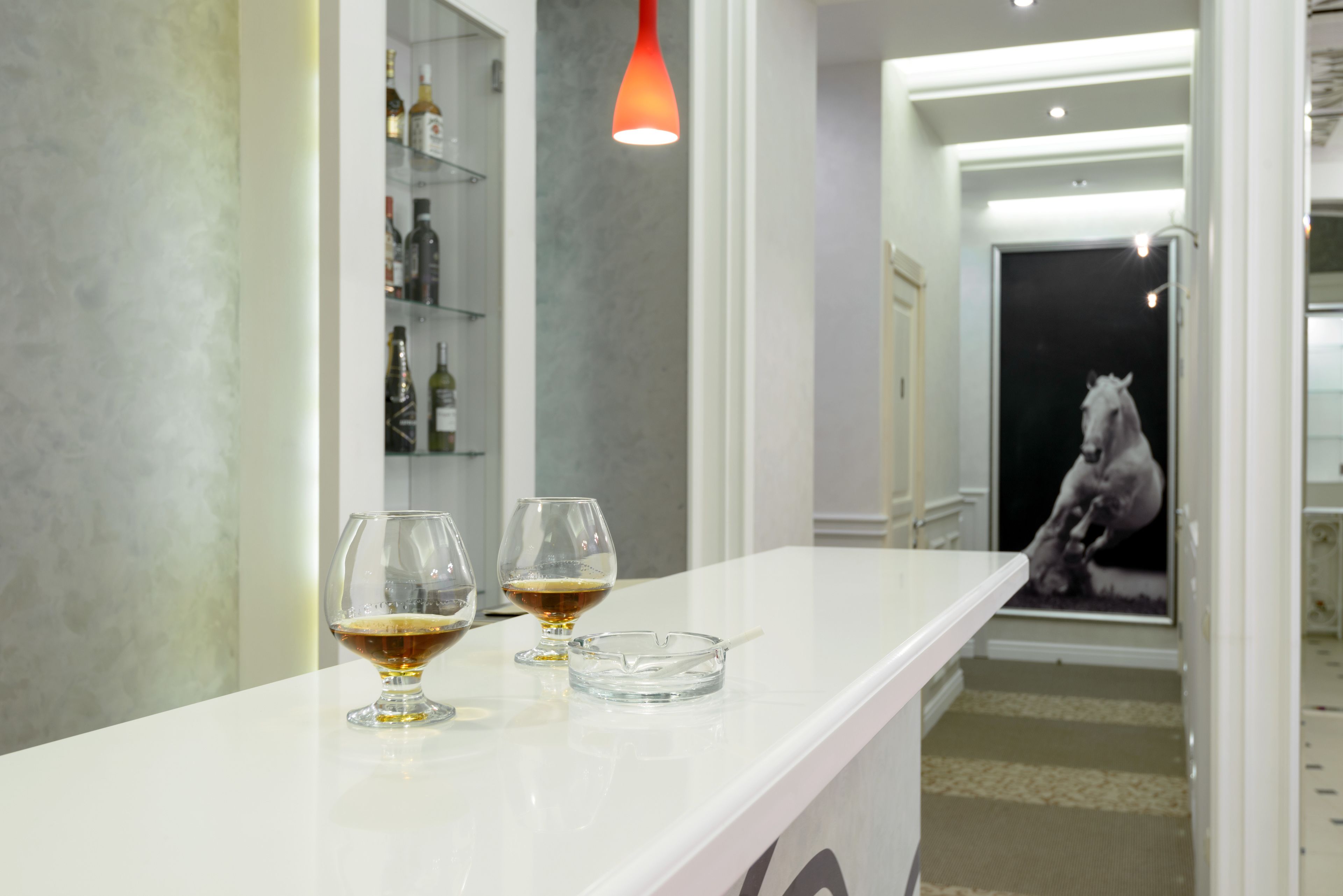 Menghidangkan sarapan, makan tengah hari dan makan malam 