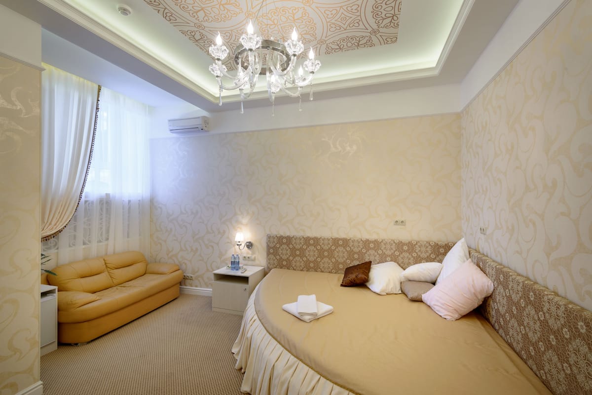 Kamar Triple Khas, 1 Tempat Tidur King, pemandangan kota | Seprai katun Mesir, seprai premium, busa memori, dan brankas