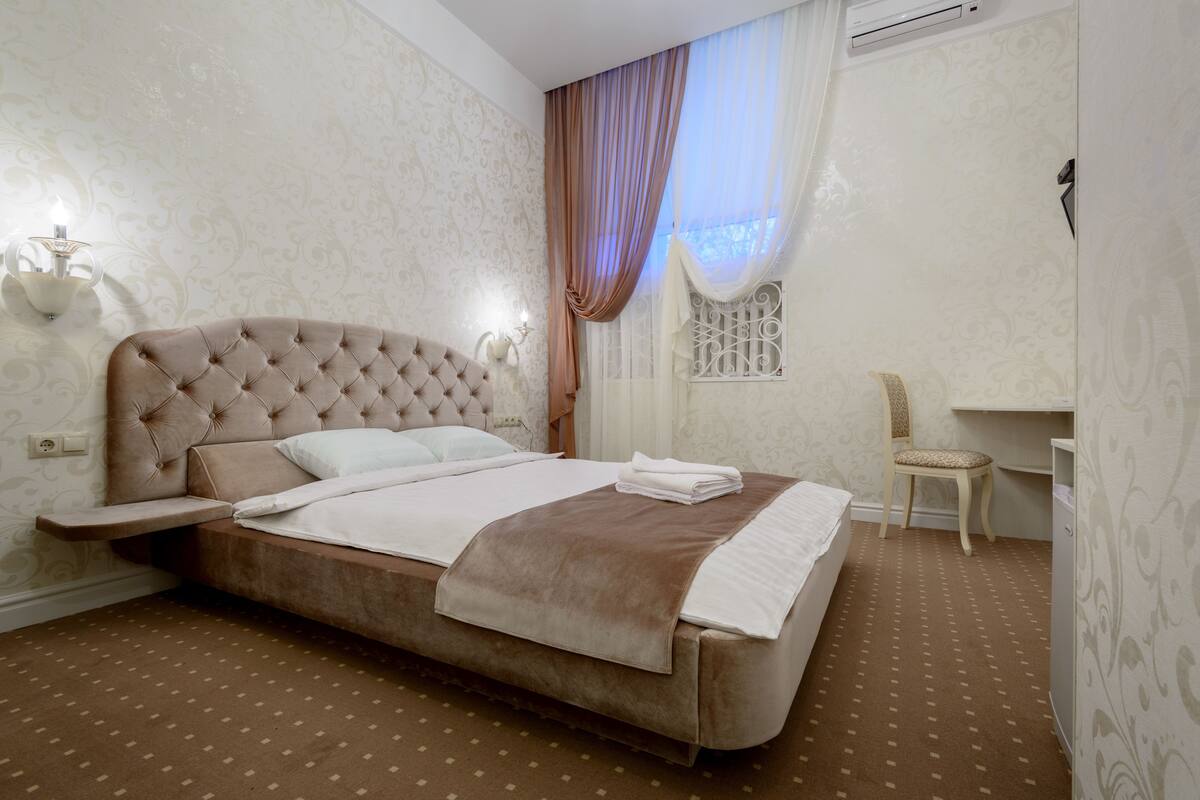 Kamar Double Khas, 1 Tempat Tidur King, Bebas Asap Rokok, ramah bagi penderita alergi | Seprai katun Mesir, seprai premium, busa memori, dan brankas