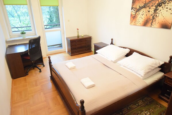 Apartment | Blackout drapes, iron/ironing board, free WiFi, bed sheets