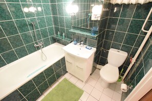 Deep soaking tub, towels, shampoo