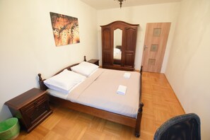 Apartment | Blackout drapes, iron/ironing board, free WiFi, bed sheets