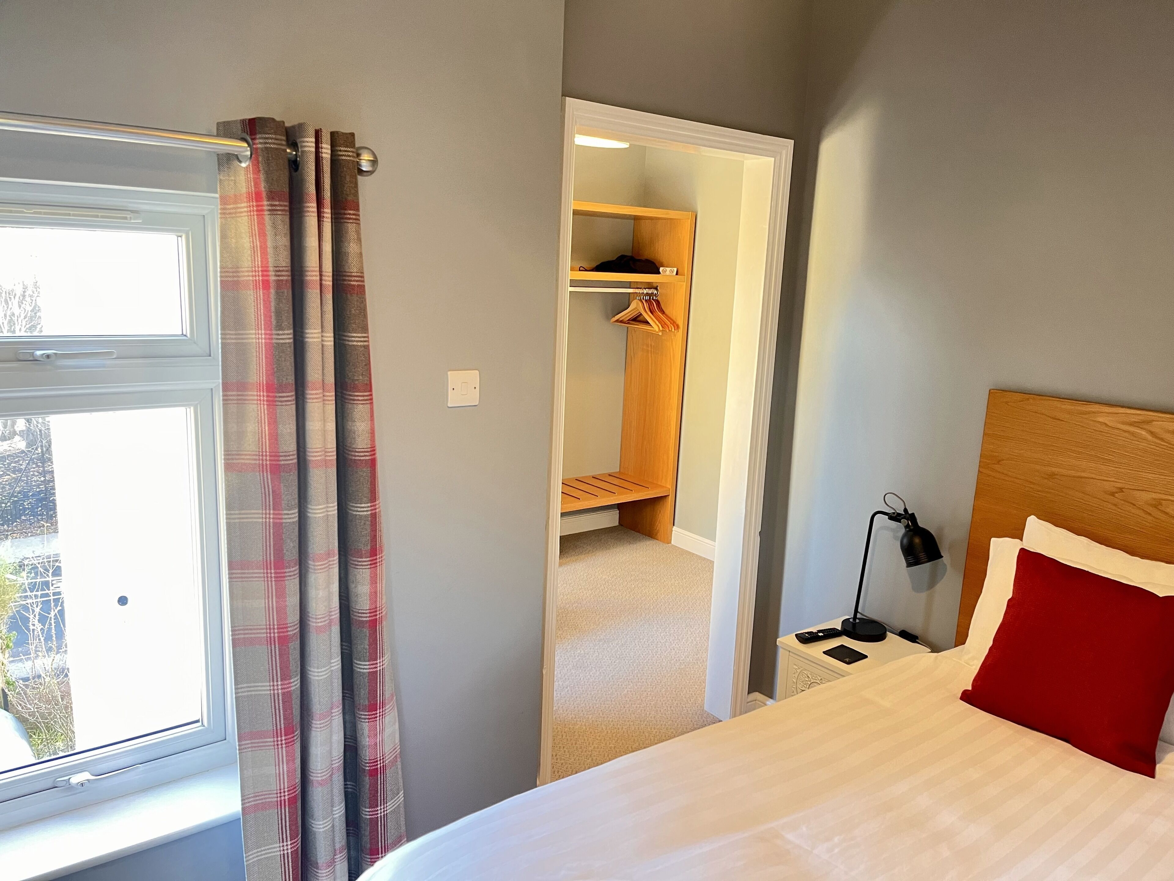 classic single room | 1 bedroom, hypo-allergenic bedding, select comfort beds, desk