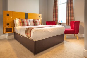 Habitación doble clásica | Ropa de cama hipoalergénica, camas Select Comfort y escritorio