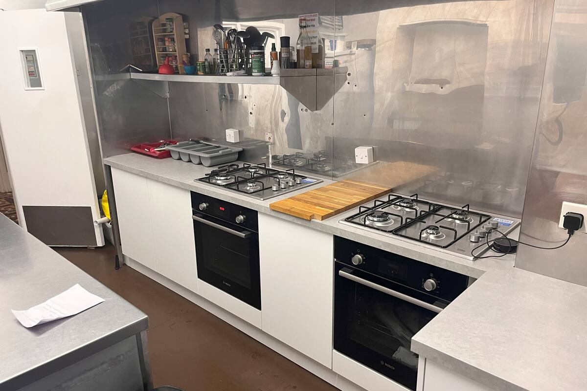 1 bedroom, hypo-allergenic bedding, select comfort beds, desk