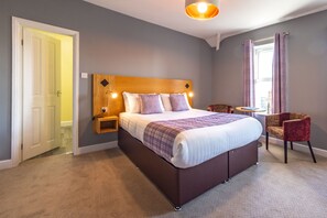Superior Room, 1 King Bed | Hypo-allergenic bedding, Select Comfort beds, desk, laptop workspace - HK Rooms - Self Catering Serviced Rooms (Lowestoft)