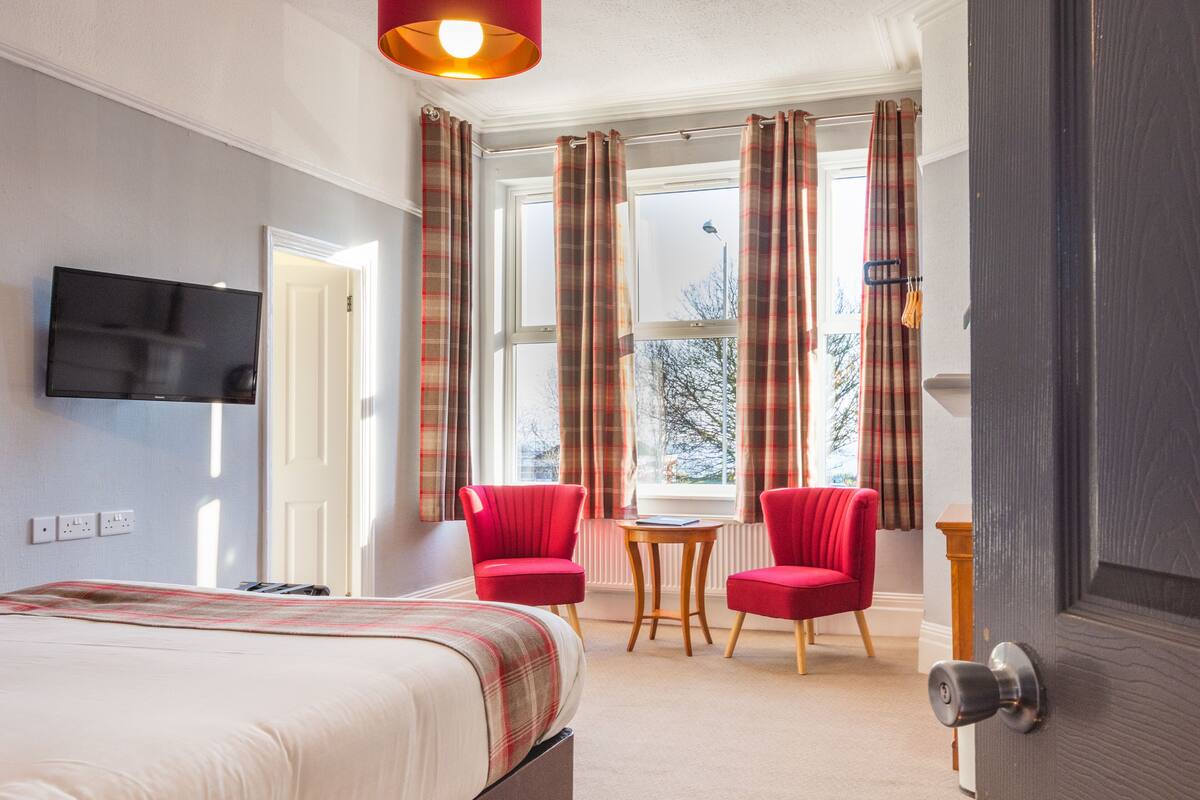 superior room, 1 king bed | 1 bedroom, hypo-allergenic bedding, select comfort beds, desk